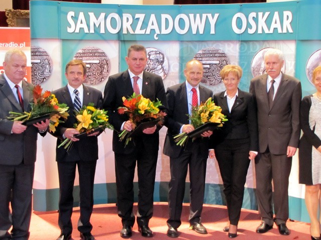 Wojciech Buczak (drugi od lewej) został laureatem Samorządowegp Oskara