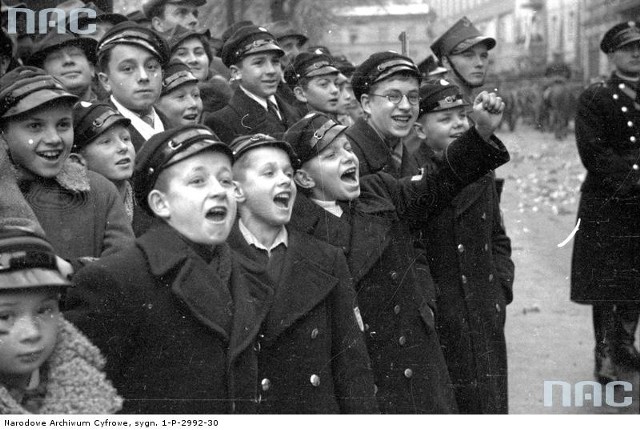 Chłopcy oglądający defiladę podczas obchodów Święta Niepodległości w Krakowie, 1937 rok