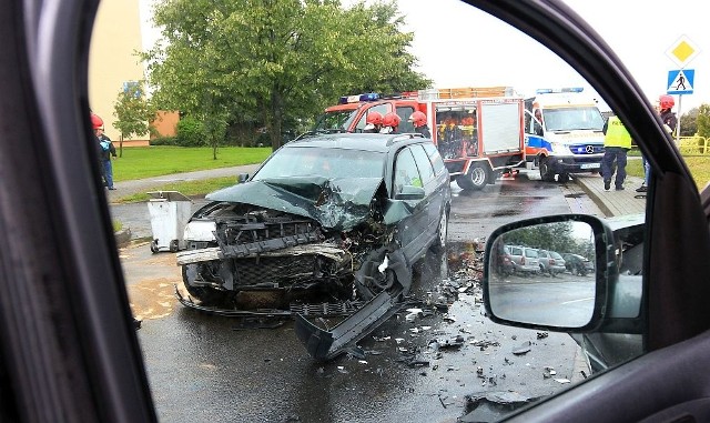 Czy plama rzeczywiście miała wpływ na wypadek, sprawdzą dokładnie policjanci, którzy ustalają przyczyny  zderzenia czołowego.Do wypadku doszło na łuku drogi w pobliżu bloków Książąt Pomorskich 42 i 44. Od strony działek jechał 20-letni chojniczanin. Jak wynika ze wstępnych ustaleń policji, wpadł on w poślizg na plamie nieustalonej jeszcze substancji, stracił panowanie nad autem i zjechał na drugi pas ruchu. Na nieszczęście w tym momencie jechał z naprzeciwka volkswagen caddy i doszło do czołowego uderzenia. Caddy wylądował na chodniku. Jego kierowca, 51-letni chojniczanin, trafił do szpitala. Obaj kierowcy byli trzeźwi.- Ustalamy teraz, czy plama miała wpływ na to zdarzenie - informują chojniccy policjanci.Kierującemu passatem nic się nie stało i nie chciał jechać do szpitala. - To już szósty wypadek w tym miejscu w przeciągu chyba dwóch lat. Na tym przykładzie widać, że są tu potrzebne progi spowalniające - mówi radny z tego osiedla Stanisław Kowalik. 