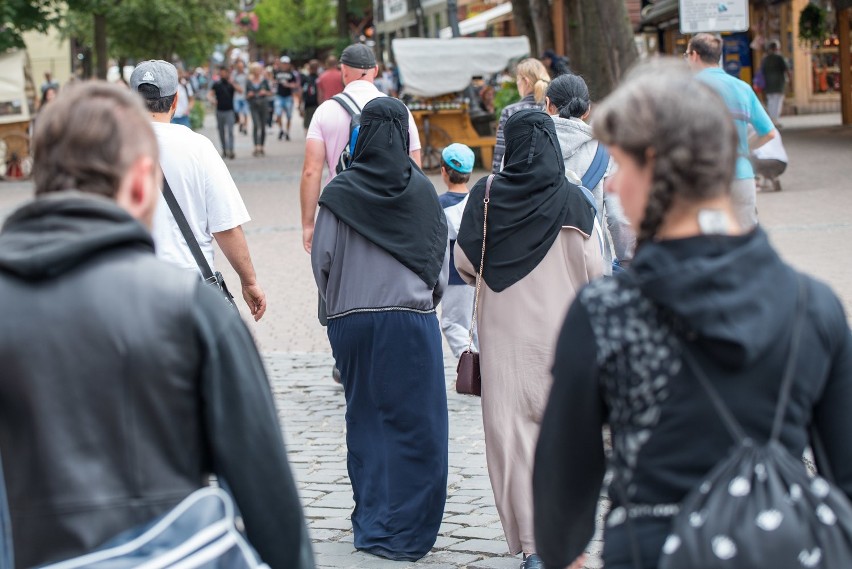 Zakopane. To nie żarty! Arabowie rozdają pieniądze dzieciom na Krupówkach [14.08.19]