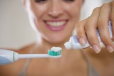 Jaka szczoteczka do zębów jest najlepsza? Zalety i wady 10 rodzajów szczotek i gadżetów do higieny jamy ustnej