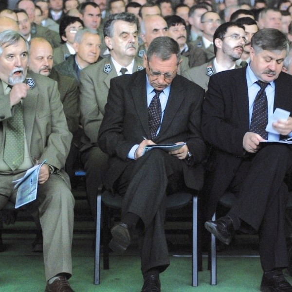 Minister Jan Szyszko i poseł Krzysztof Jurgiel, obaj z PiS, w otoczeniu leśników. Polityków z innych partii nie zaproszono.