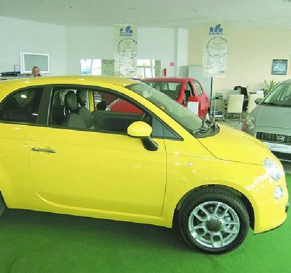 Fiata 500 najczęściej można spotkać w jasnych ostrych kolorach. Popularnym jest żółty. Bywa też dwukolorowy. Jak mini morris czy lancia ypsilon.(Fot. Adam Lewandowski)