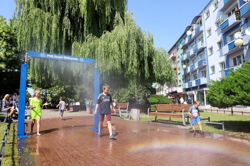 W piątek, 6 sierpnia, miasto uruchomiło kurtyny wodne