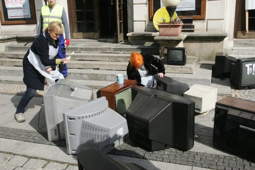 Manifestcja KOD-u w Legnicy: TVPiS kłamie