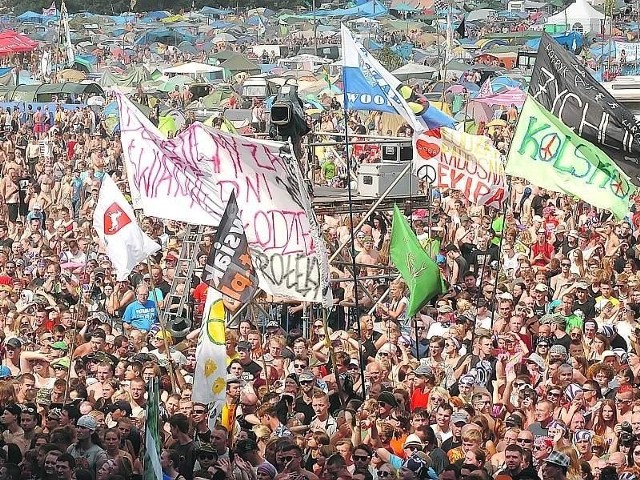 Chcą zarabiać na WoodstockuOrganizatorzy tegorocznego Przystanku Woodstock szacują, że przez imprezę przewinęło się ponad pół miliona ludzi.