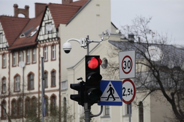 Kamera monitoringu miejskiego przy ul. Piastowskiej w Opolu.