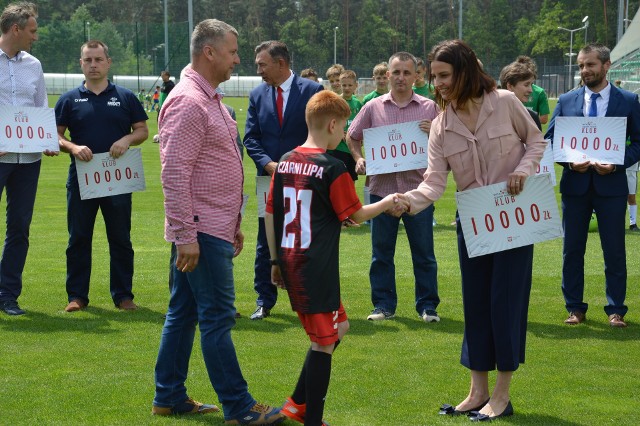 Minister sportu Danuta Dmowska-Andrzejuk wręcza bon przedstawicielom klubu piłkarskiego Czarni Lipa