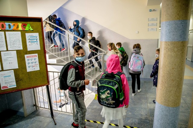 W większości szkół uczniowie noszą maseczki na korytarzach, ale coraz częściej zakładają je też na lekcjach