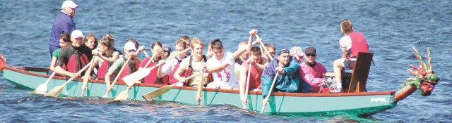 Pokazowy rejs smoczej łodzi po Trzesiecku - na razie pływają w niej kajakarze z Darzboru, ale wkrótce powstaną smocze osady w każdej ze szkół.