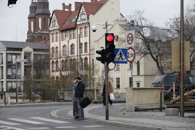 Kamery zamontowano m.in. na sygnalizatorze świetlnym na przejściu dla pieszych przy ulicy Piastowskiej.