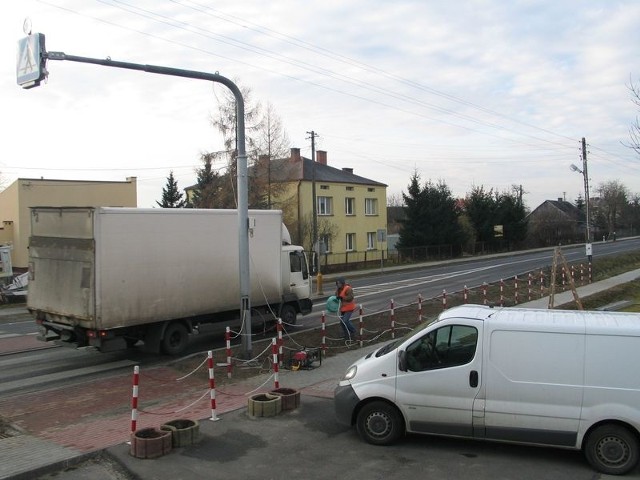 Na montaż oświetlenia władze gminy Gorzyce, mieszkańcy a przede wszystkim kierowcy korzystający z ulicy Sandomierskiej w ciągu drogi krajowej nr 77 czekali kilka miesięcy.
