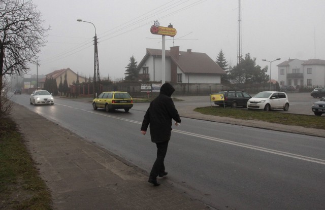 Na ulicy Gajowej, na wysokości sklepu Biedronka, brakuje przejścia dla pieszych. Ludzie przebiegają więc przez jezdnię tuż przed pędzącymi samochodami. Często dochodzi do niebezpiecznych sytuacji.