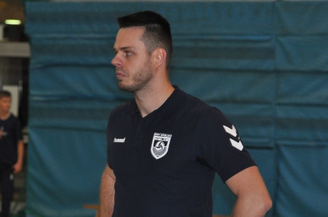 Trener Mateusz Grabda miał wiele uwag do gry swych podopiecznych w meczu z AKS V L.O Rzeszów.