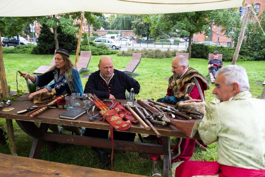 Toruń. Przy Muzeum Etnograficznym wyrosło miasteczko husarskie [Zdjęcia]