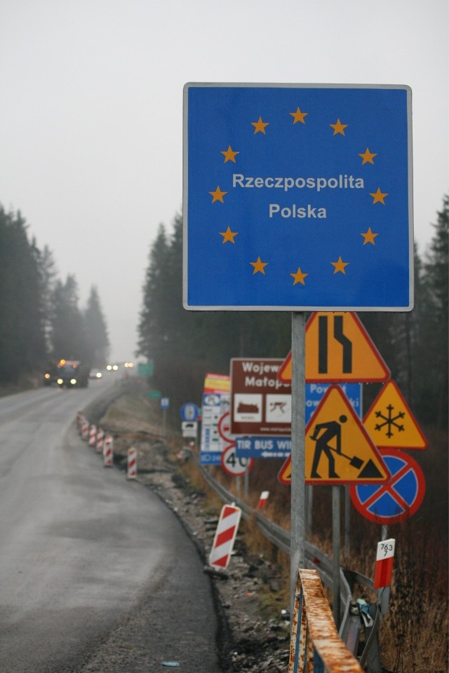 Premier Mateusz Morawiecki powiedział, że polecił szefowi MSWiA, aby na granicy polsko-słowackiej kontrolować busy i samochody, którymi mogą podróżować migranci niemający prawa wjazdu do Polski.