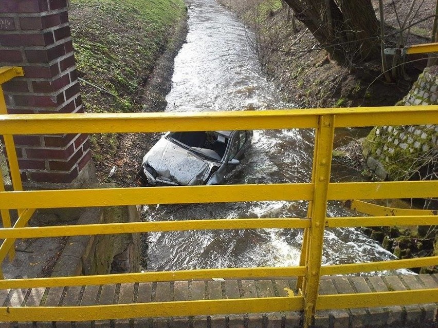 Auto w rzece, kierowcy nie ma (zdjęcia)
