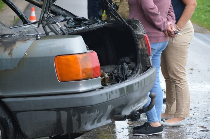 Groźny wypadek pod Skierniewicami. Auto stanęło w płomieniach. Ranny 5-letni chłopiec i jego ojciec ZDJĘCIA