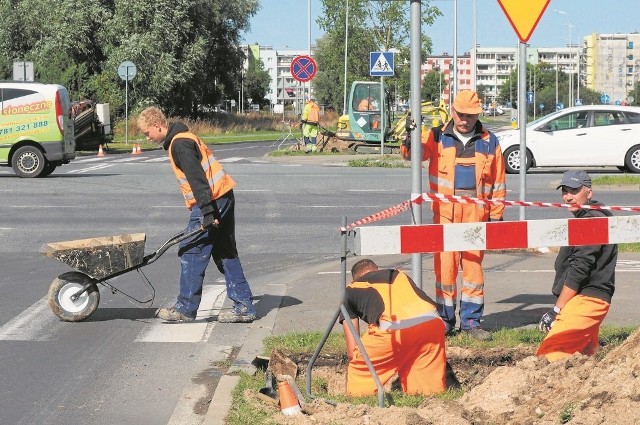 Przez najbliższy miesiąc na skrzyżowaniu ul. Gdańskiej i Rolnej wystąpią utrudnienia w ruchu - trwa montaż sygnalizacji.