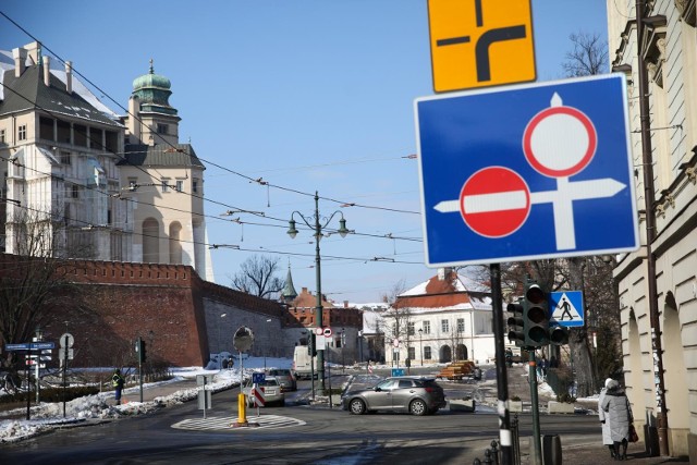 Od poniedziałku, 15 lutego, obowiązuje nowa organizacja ruchu pod Wawelem na ul. św. Idziego i Podzamcze.