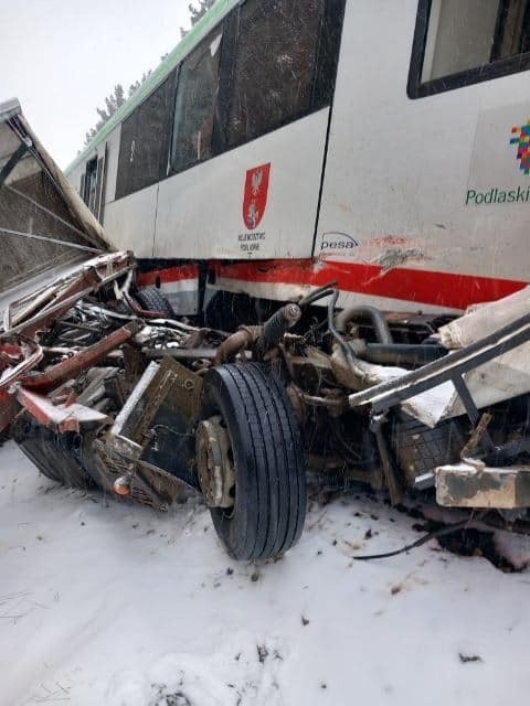 Tragiczny wypadek na przejeździe kolejowym w gminie Sidra. Pociąg zderzył się z dostawczym iveco. Zginął kierowca. Ruch pociągów wstrzymany