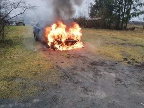 Baranów Sandomierski. Samochód stanął w ogniu, nie udało się go uratować (ZDJĘCIA)