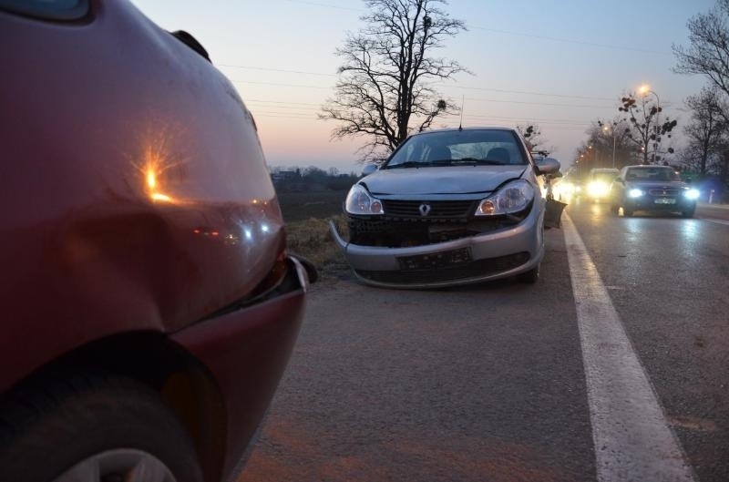 Wypadek na drodze Wrocław - Oława. Zderzyły się cztery auta. Sześć osób rannych (ZDJĘCIA)