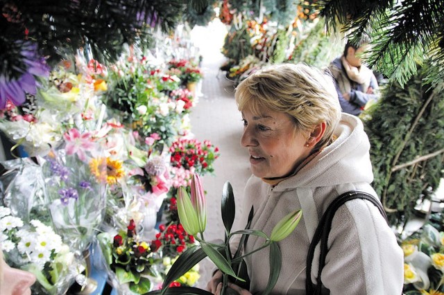 W każdym mieście jest taki pasaż z kwiatami &#8211; zauważa pani Małgorzata, którą spotkaliśmy przy jednym ze stoisk z kwiatami.