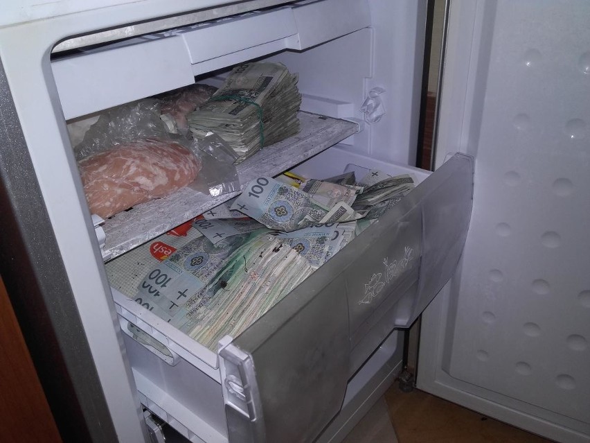 Pieniądze ze sprzedaży papierosów bez akcyzy ukrywali w...lodówce 
