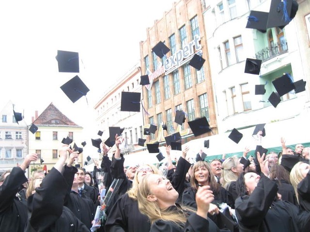 Żarscy studenci odśpiewali Gaudeamus Igitur i birety poleciały w górę