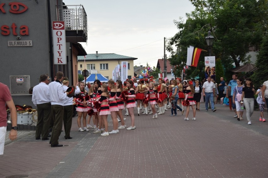 Parada i tańce instrumentalistów w Skale. Festiwal Orkiestr Wojskowych i Dętych