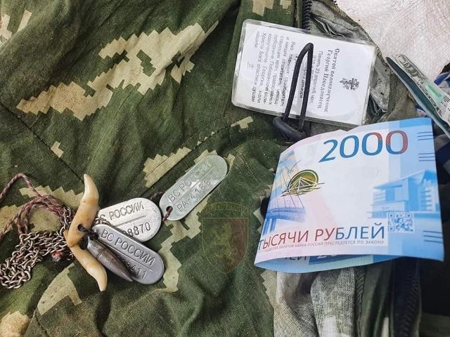 Przedmioty po zabitych żołnierzach rosyjskiej armii. Rosjanie stracili już na Ukrainie ponad 23 tys. ludzi