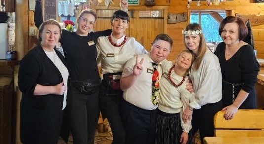 Lena i Szymon jako kelnerzy obsługiwali gości w Karczmie Taberskiej