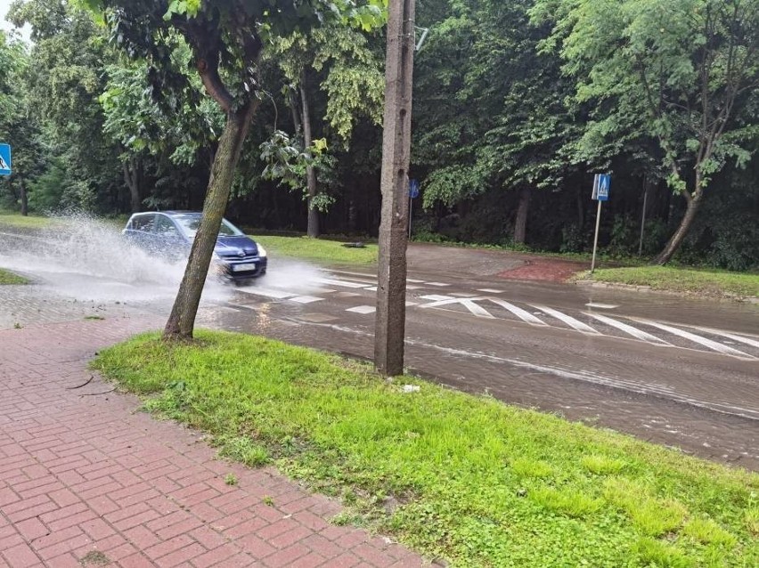 Prawdziwe oberwanie chmury nad Kraśnikiem. Zalana ul. Urzędowska