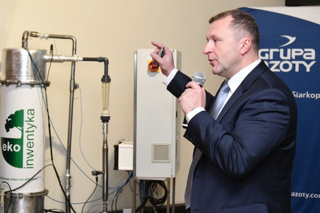 Damian Kasperczyk, Prezes Zarządu firmy Ekoinwentyka prezentuje wyniki badań nad kompaktowym bioreaktorem trójfazowym. Pilotażowa instalacja tego typu była testowana na terenie kopalni "Osiek" należącej do Grupy Azoty "Siarkopol".