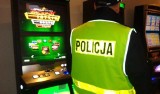 Nielegalne automaty do gier w jednym z lokali w Wąbrzeźnie. Urządzenia zostały zabezpieczone przez celników i policjantów