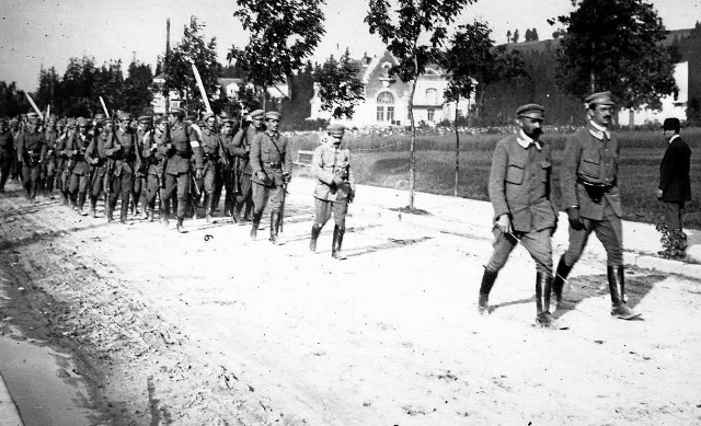 Związek Strzelecki - ćwiczenia w Zakopanem. Na czele kolumny idą: Józef Piłsudski (z lewej) i Kazimierz Sosnkowski, kompanię prowadzi Mieczysław Ryś-Trojanowski