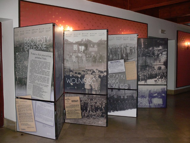 Wystawa prezentowana jest na I piętrze, we foyer Muzeum Okręgowe w Sandomierzu.