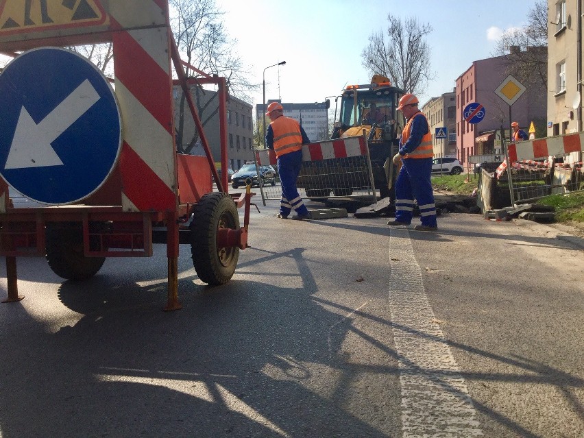 Kierowcy poruszający się ulicą Lutomierską od centrum w...