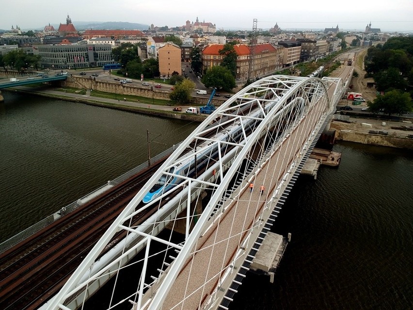 Kraków. Trwa budowa mostu kolejowego, po którym pociągi będą jechały 100 km/h [ZDJĘCIA]