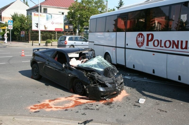 Wypadek w centrum Ostrołęki - toyota uderzyła w autobus (zdjęcia)