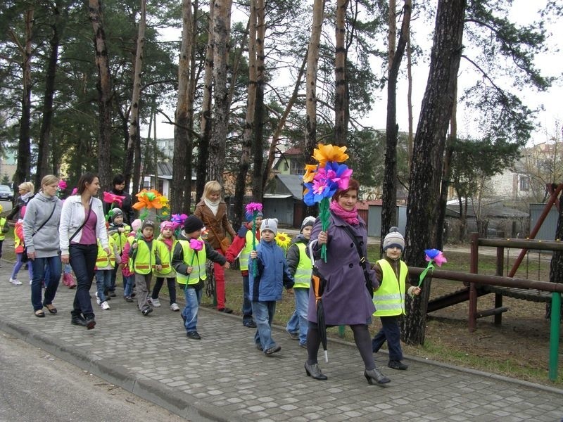 Marsz ekologiczny w Małkini. "Góra śmieci ziemię szpeci!" - skandowali jego uczestnicy