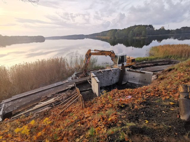Prace na brzegu jeziora w stanicy wodnej PTTK Wdzydze Kiszewskie ruszyły tej jesieni