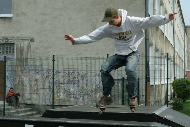 - Skatepark miał być czynny "do oporu&#8221; - mówi rozgoryczony 18-letni Kuba (na zdjęciu). - Już latem zaczęli zamykać na kłódkę o godzinie 21, bo hałasowaliśmy wieczorem. Od września było jeszcze gorzej. Pozwolili nam jeździć tylko po południu, bo w szkole nie mogli prowadzić lekcji.