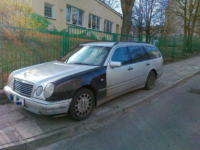 Autodranie parkujący na chodniku, to częsty widok na ulicach naszych miast.