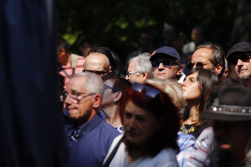 Tłumy pożegnały Tomasza Stańkę na warszawskich Powązkach