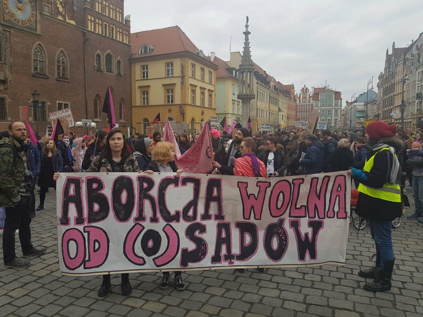 Manifa we Wrocławiu. Kobiety chcą prawa do aborcji. "Pier@#le nie rodzę!" [ZDJĘCIA]