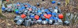 Baniaki po niebezpiecznych substancjach na Żabich Dołach w Chorzowie leżą obok wody. Kto nielegalnie wywiózł odpady?