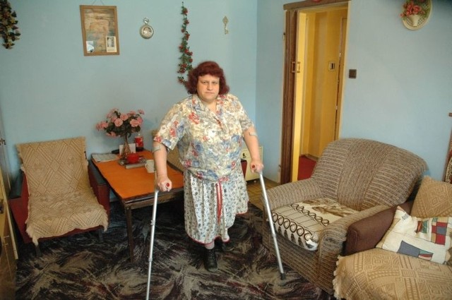 - Nie wyobrażam sobie schodzenia na półpiętro do toalety czy łazienki - mówi Barbara Smosna. Kobieta ma problemy z poruszaniem się.