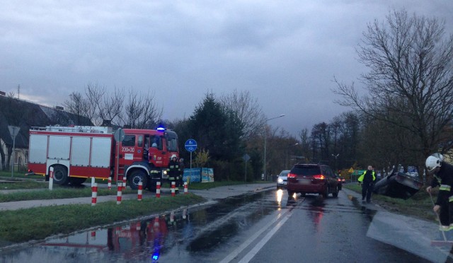 Kierowca mercedesa dachował na zakręcie drogi z Mielna do Mścic. Policja podejrzewa, że nie dostosował prędkości do warunków na drodze i na zakręcie stracił panowanie nad autem. Mężczyźnie na szczęście nic się nie stało.